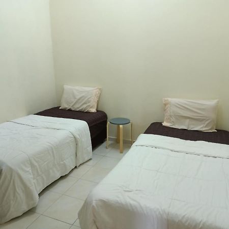 Oyo Home 90419 Sahar Guesthouse Malacca Exteriör bild