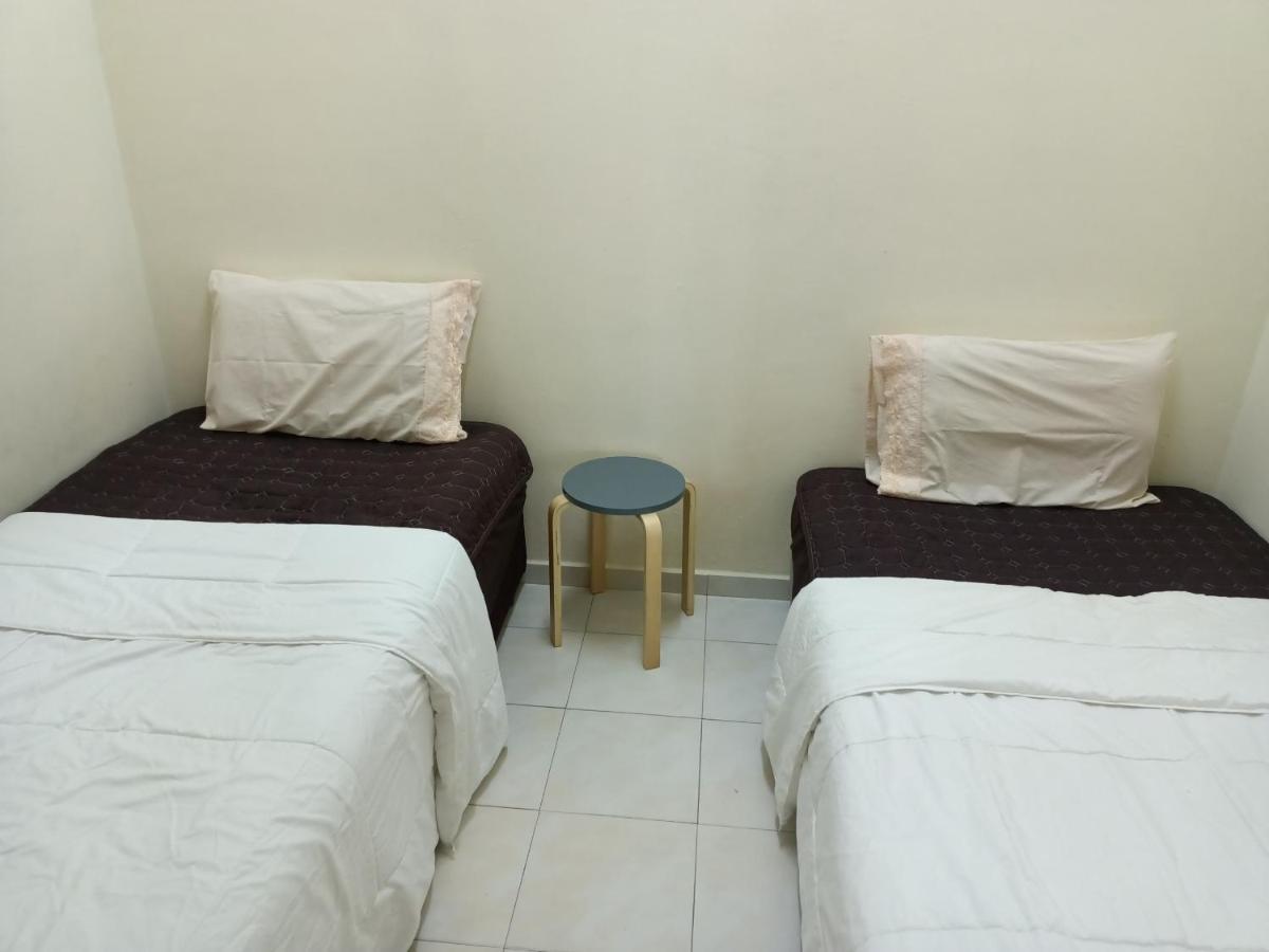 Oyo Home 90419 Sahar Guesthouse Malacca Exteriör bild