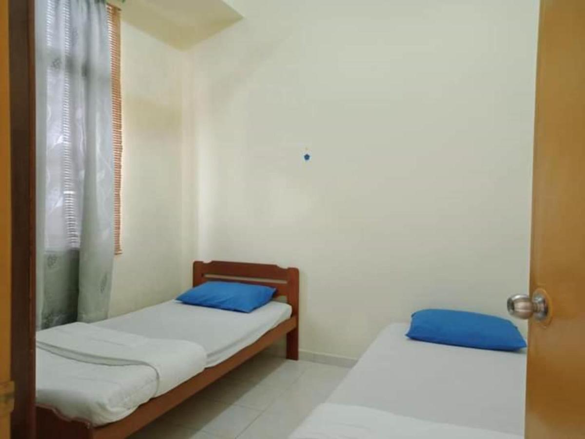 Oyo Home 90419 Sahar Guesthouse Malacca Exteriör bild
