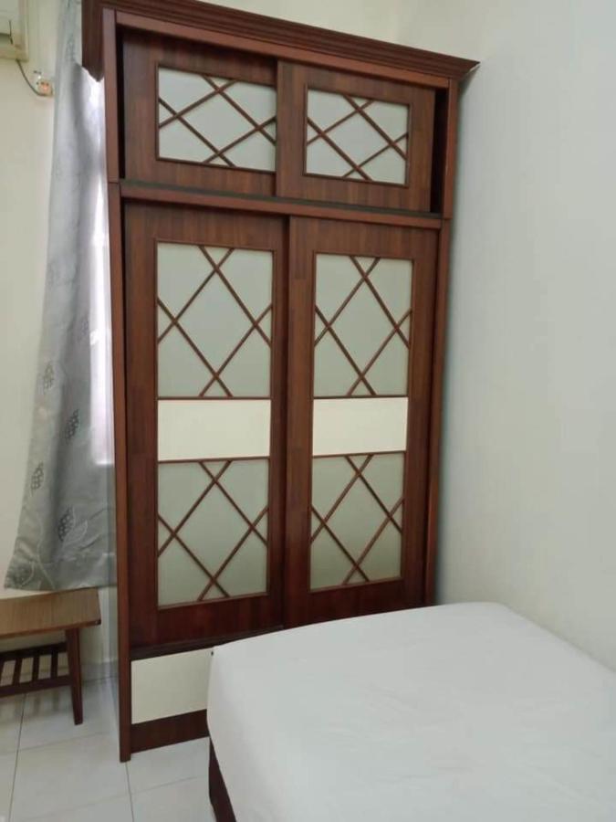 Oyo Home 90419 Sahar Guesthouse Malacca Exteriör bild